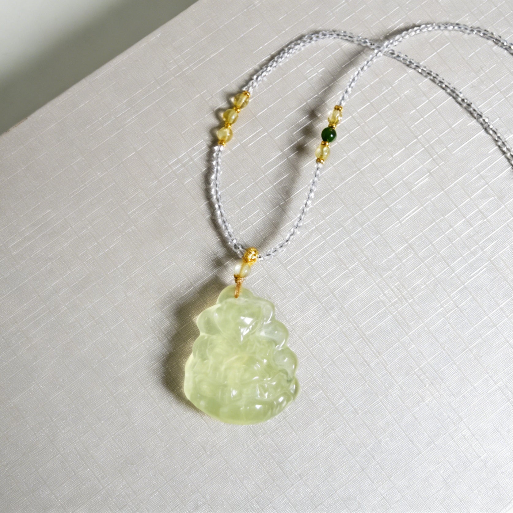 九尾狐 | 淡黄绿色岫玉 | 天然玉石項鍊